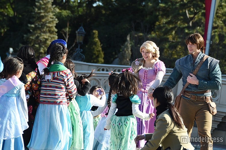 子どもたちとの触れ合いを楽しむ