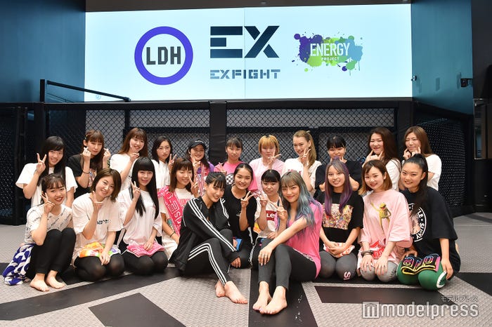 (手前)藤井夏恋&須田アンナと記念撮影 (C)モデルプレス