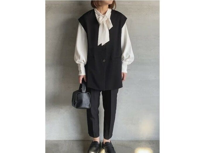 トレンドアイテムでもあり、着まわしのきくベストやボウタイブラウスを組み合わせて　出典：WEAR