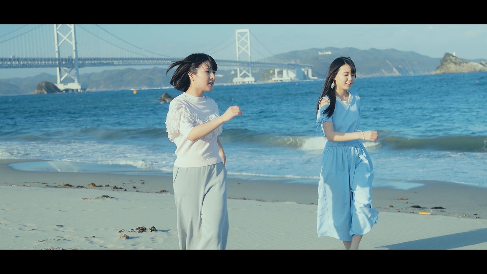 三島遥香・谷口茉妃菜／徳島県鳴門市鳴門町『大毛島海岸』 （C）AKS