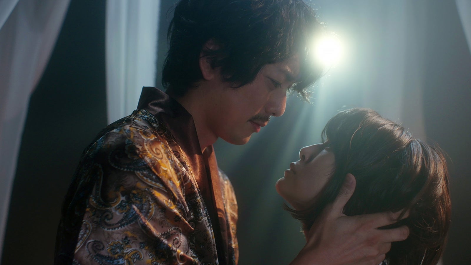 平岡祐太、佐津川愛美／第1話場面写真（C）「夫婦円満レシピ～交換しない？一晩だけ～」製作委員会