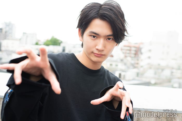 “オオカミ”ポーズ/押田岳(C)モデルプレス