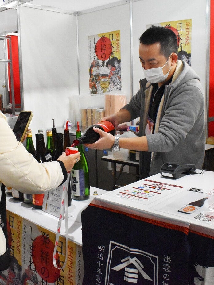 島根県「のどぐろ日本海」では、ちょこ呑みは「出雲富士 赤ラベル吟醸純米」、ちょこつまは「のどぐろ天ぷら」を提供