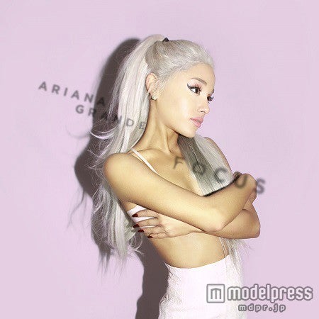 アリアナ グランデ プラチナヘア でイメージ一新 特技の開脚も モデルプレス