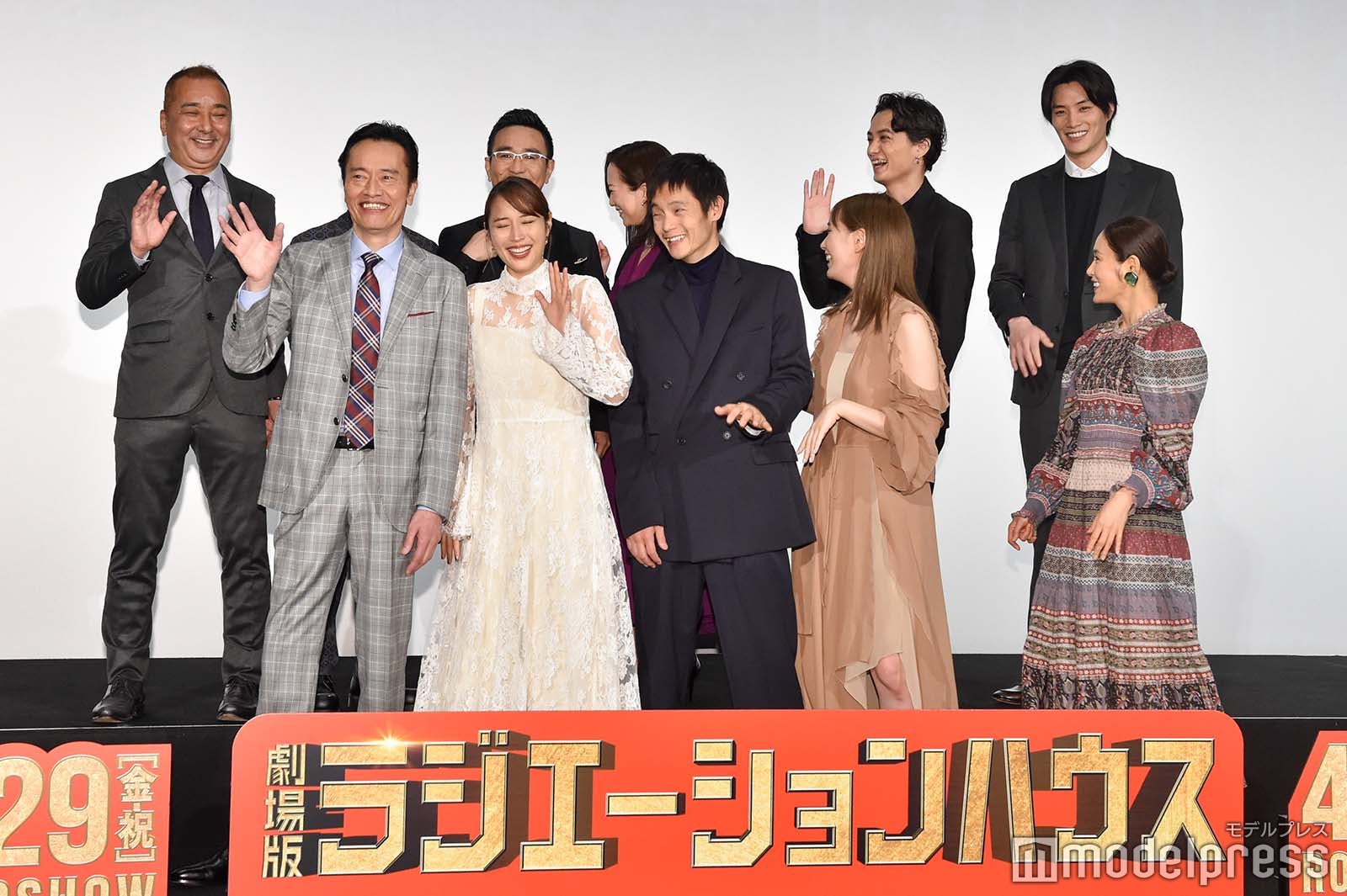（上段）鈴木雅之監督、浜野謙太、八嶋智人、和久井映見、矢野聖人、鈴木伸之（下段）遠藤憲一、広瀬アリス、窪田正孝、本田翼、山口紗弥加（C）モデルプレス