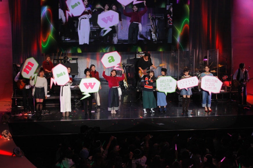 miwaとモデルのコラボステージ