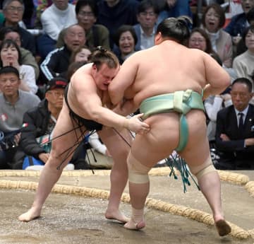 安青錦が冷や汗6勝目 琴桜との大関対決制し、勝ち越しに望み