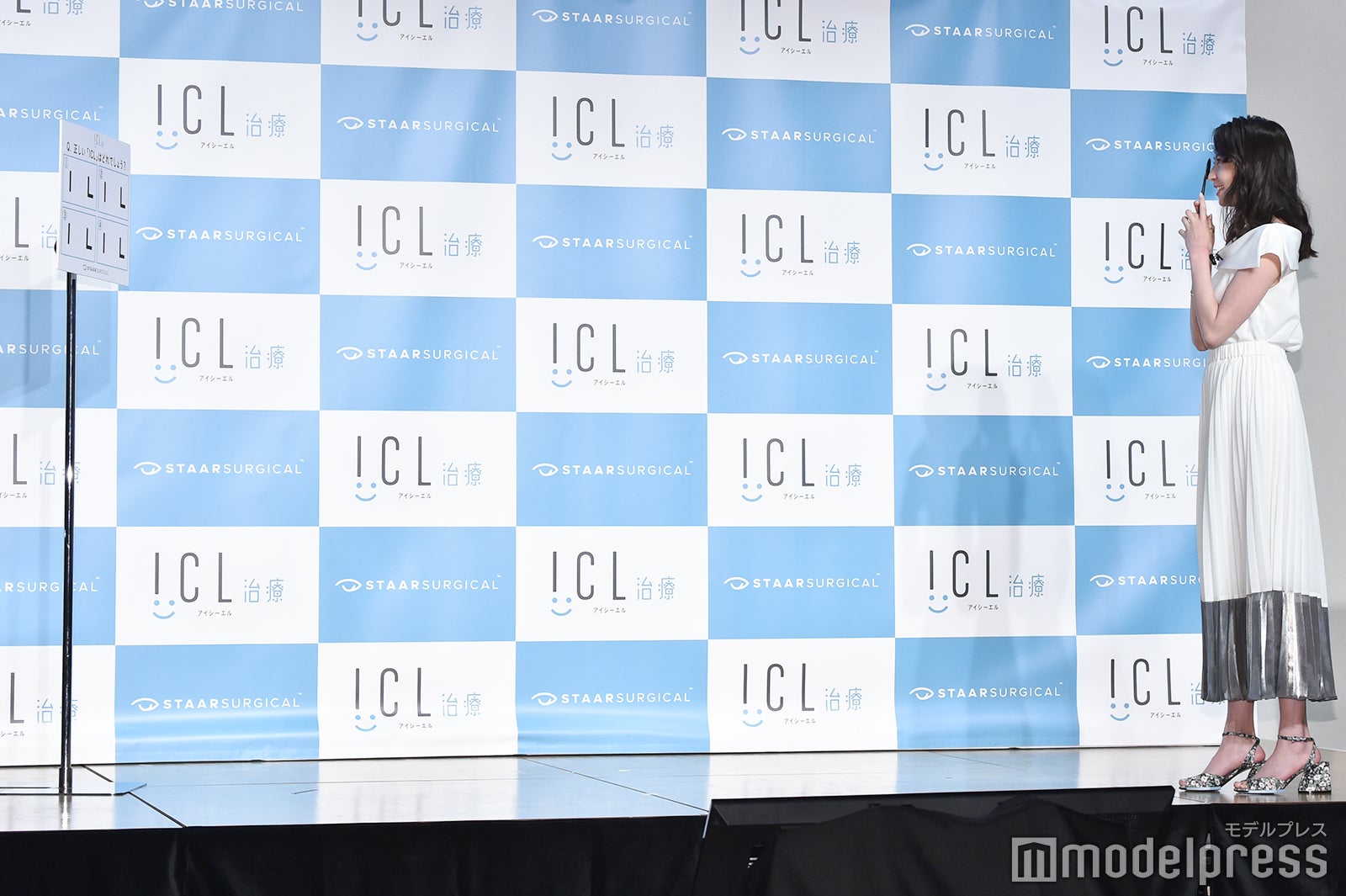 視力検査クイズを行った河北麻友子 （C）モデルプレス