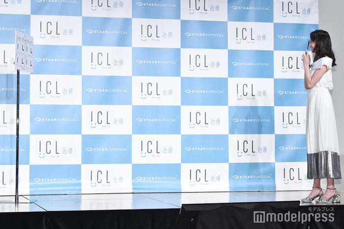 視力検査クイズを行った河北麻友子 (C)モデルプレス