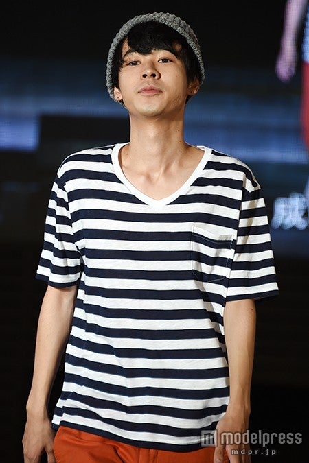 成田凌／「a‐nation＆GirlsAward lsland collection by non‐no」より