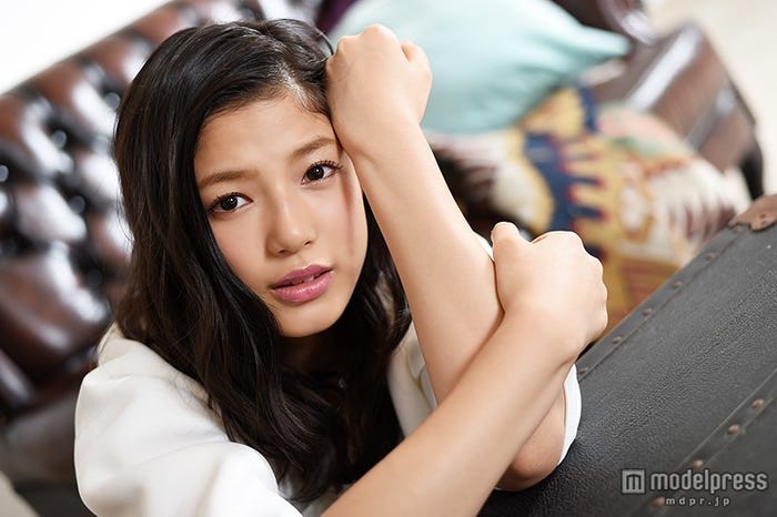 E-girlsのメンバー、女優として活躍する石井杏奈