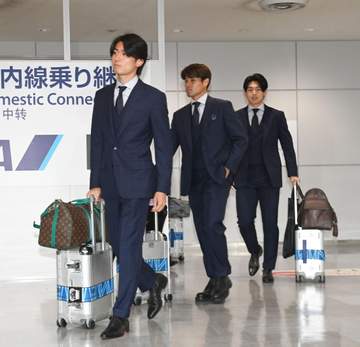 W杯激闘の日本代表が帰国 成田空港は騒然、ファン500人に出迎えられるも笑顔なし 応援歌歌うサポーターも