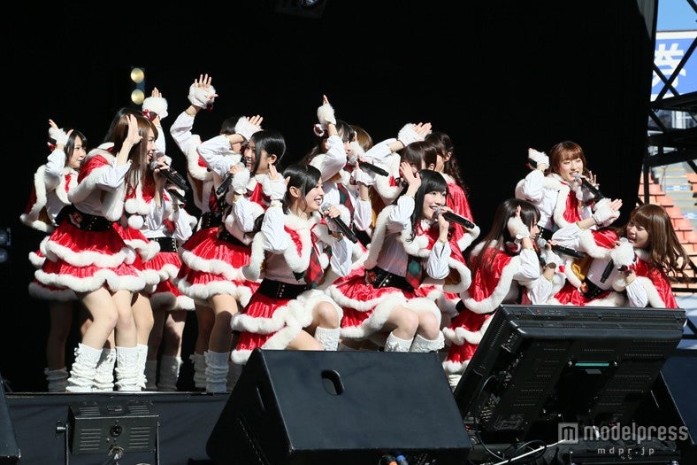 AKB48渡辺麻友・島崎遥香ら、ミニスカサンタで握手会