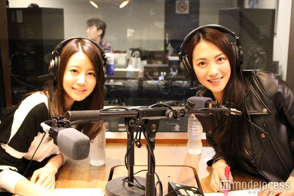 知英（右）を絶賛した堀北真希（左）