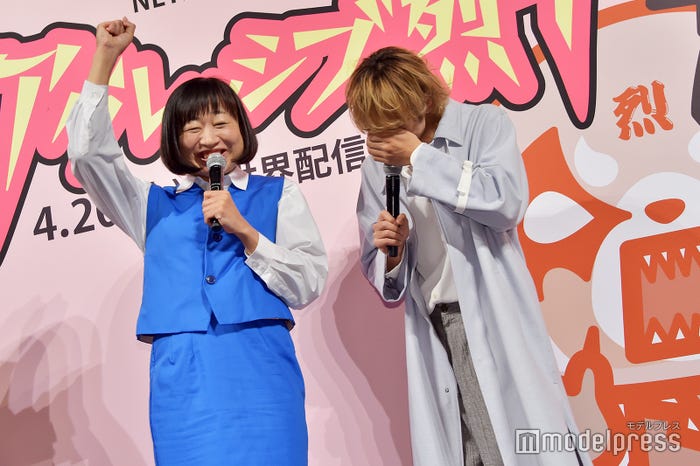 照れるふたり (C)モデルプレス