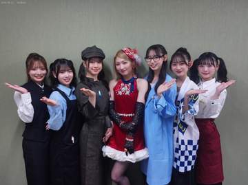 NMB48 人気店の制服コスプレで魅了