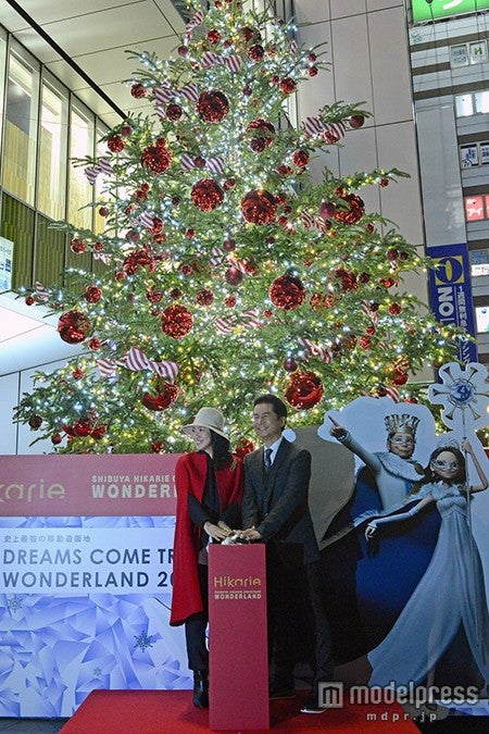 「渋谷ヒカリエ」クリスマスツリー点灯式に登場したDREAMS COME TRUEの吉田美和、中村正人（左から）