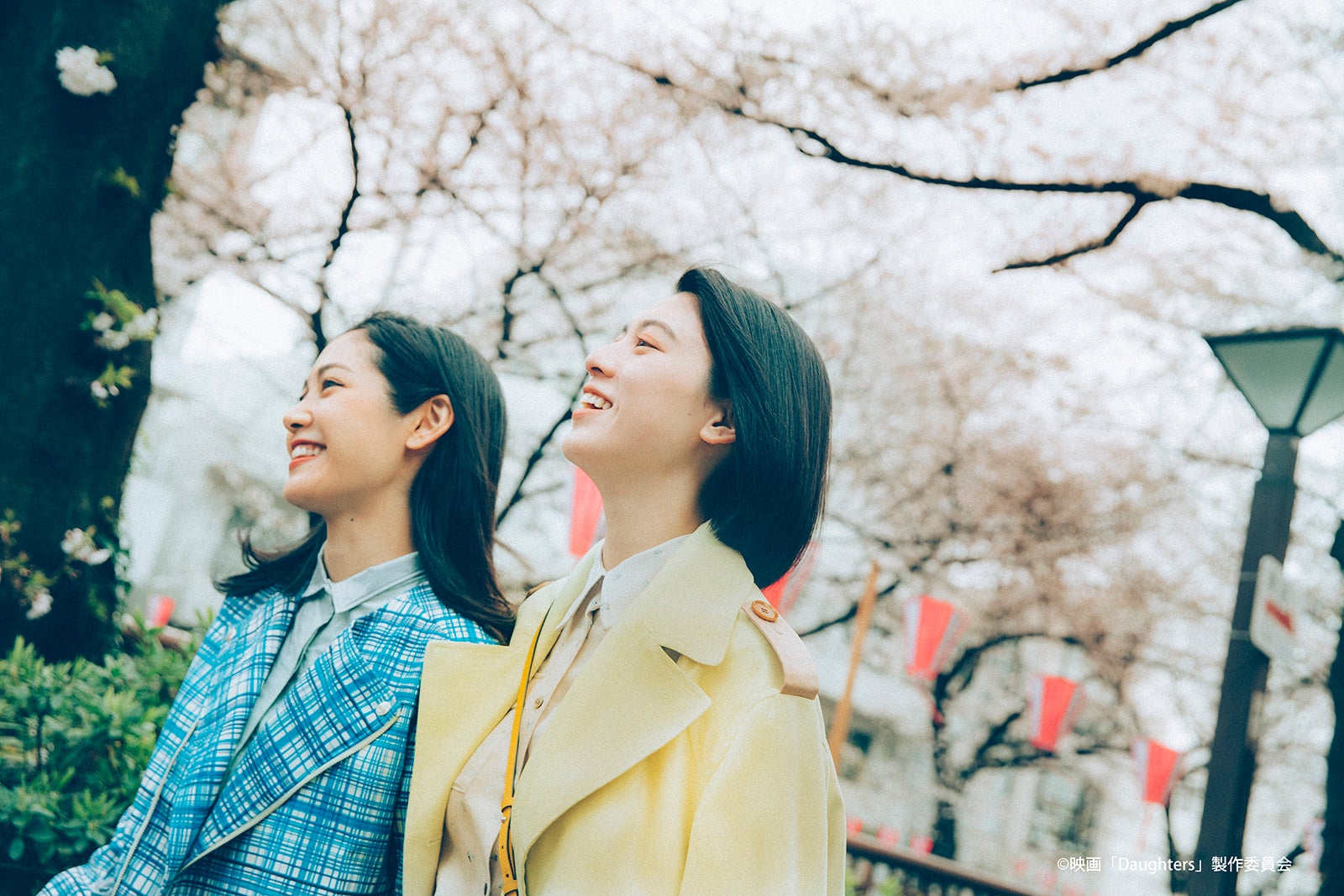 （左から）阿部純子、三吉彩花（C）映画「Daughters」製作委員会