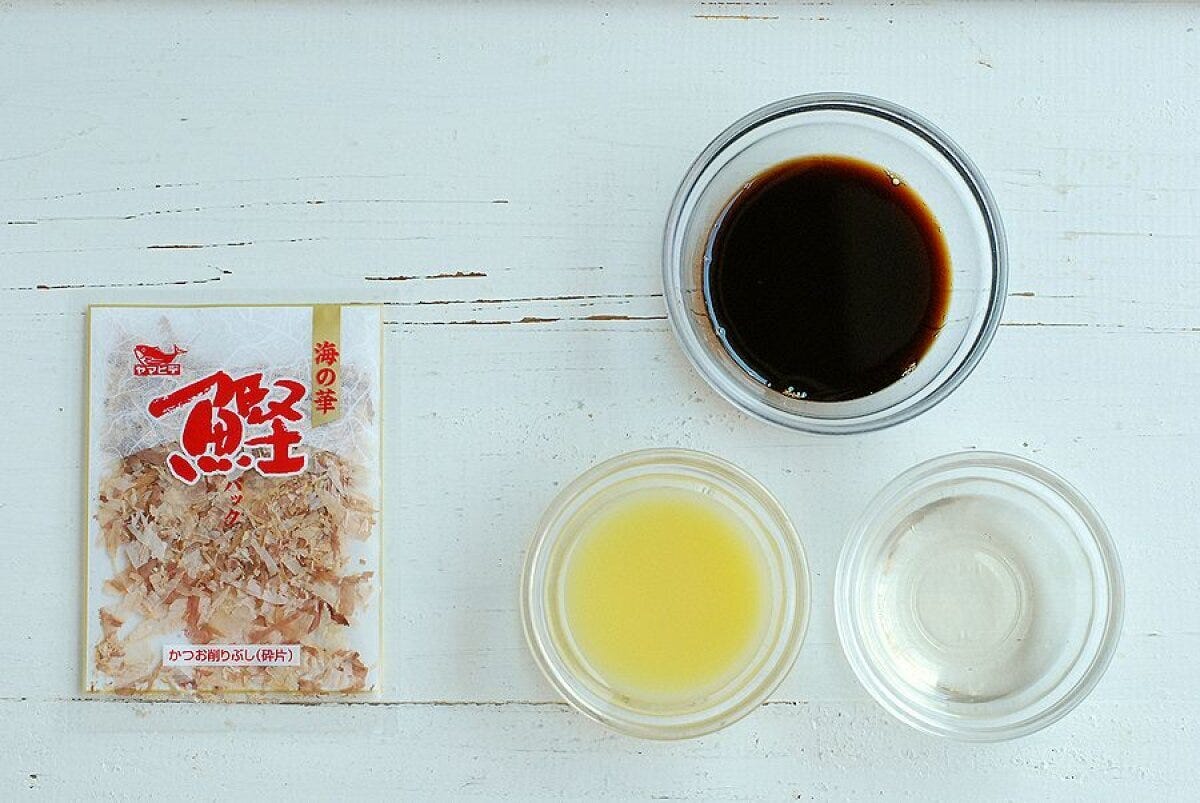 自家製ポン酢の材料である鰹節、柑橘果汁、みりん、醤油が並べられている