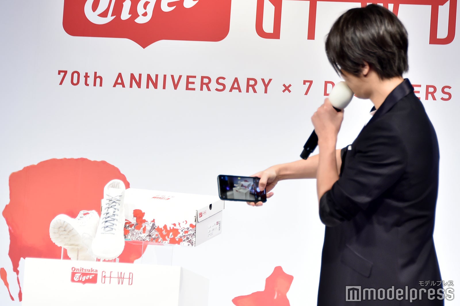 自身のインスタ用に撮影する山下智久（C）モデルプレス