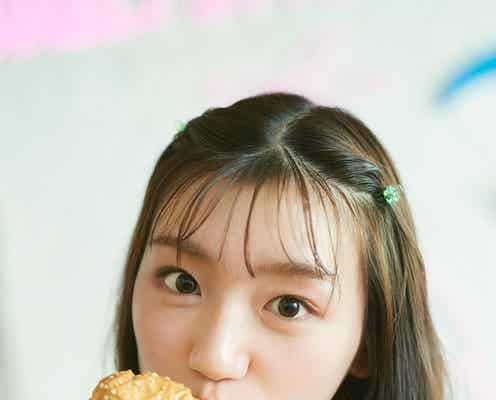 日向坂46佐々木美玲、 ハンバーガー頬張る“もぐもぐショット”公開 1st写真集先行カット第3弾解禁