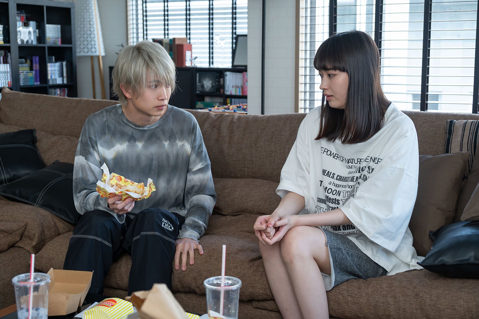 綱啓永、茅島みずき（C）「明日、私は誰かのカノジョ」製作委員会・MBS