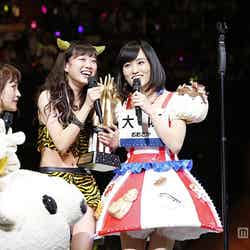 山本彩（右）／『AKB48グループ じゃんけん大会～拳で勝ち取れ！1／300ソロデビュー争奪戦～』（C）AKS