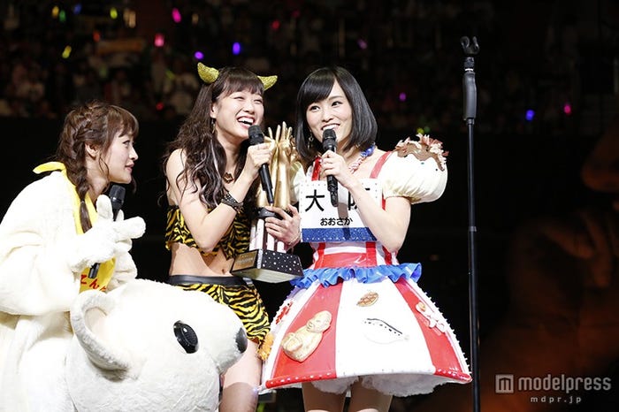 山本彩(右)/『AKB48グループ じゃんけん大会~拳で勝ち取れ!1/300ソロデビュー争奪戦~』(C)AKS