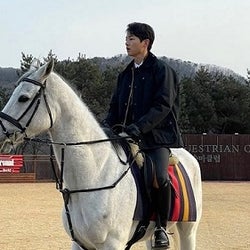 ソン ジュンギ ドラマのために乗馬を練習 まるで白馬の王子様 モデルプレス ソン ジュンギ ドラマのために乗馬を練習 まるで白馬の王子様 モデルプレス
