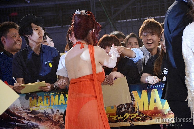 ファンと握手をする叶美香