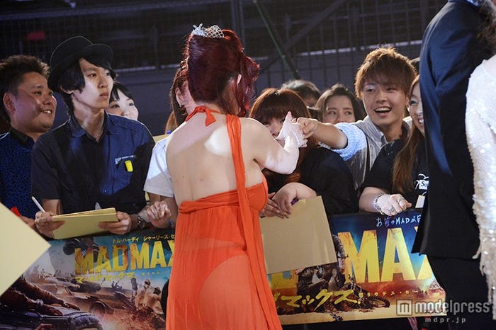 ファンと握手をする叶美香