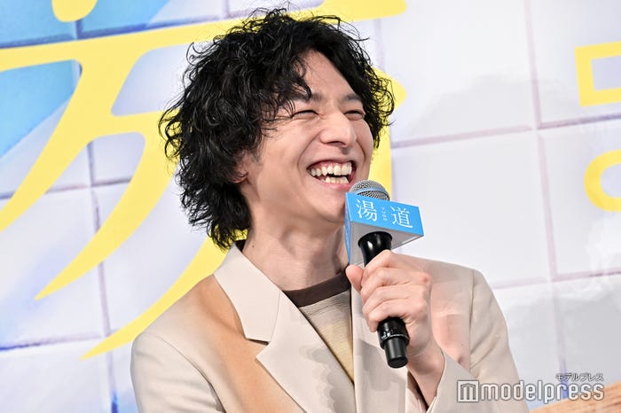 なにわ男子の質問を連発する生田斗真 (C)モデルプレス