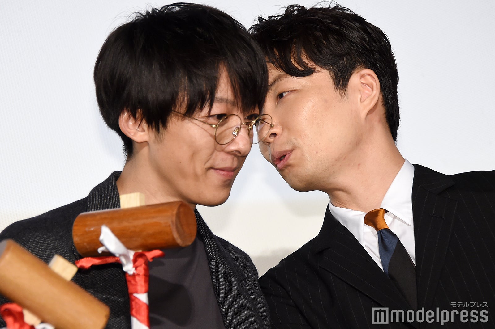 こそこそ話を始める高橋一生、星野源（C）モデルプレス