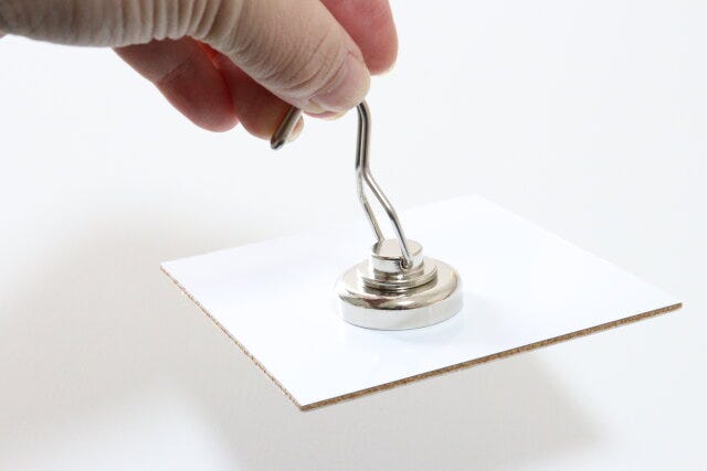 ダイソーの磁石がくっつくスチールタイル