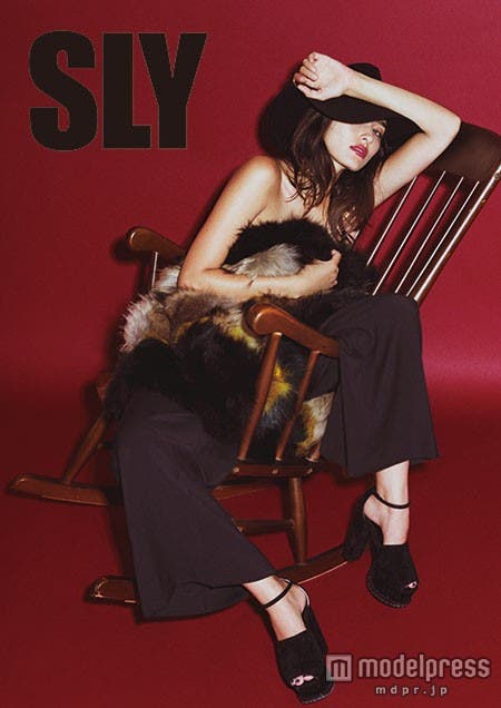 シンプルながらも女っぽい着こなしが魅力