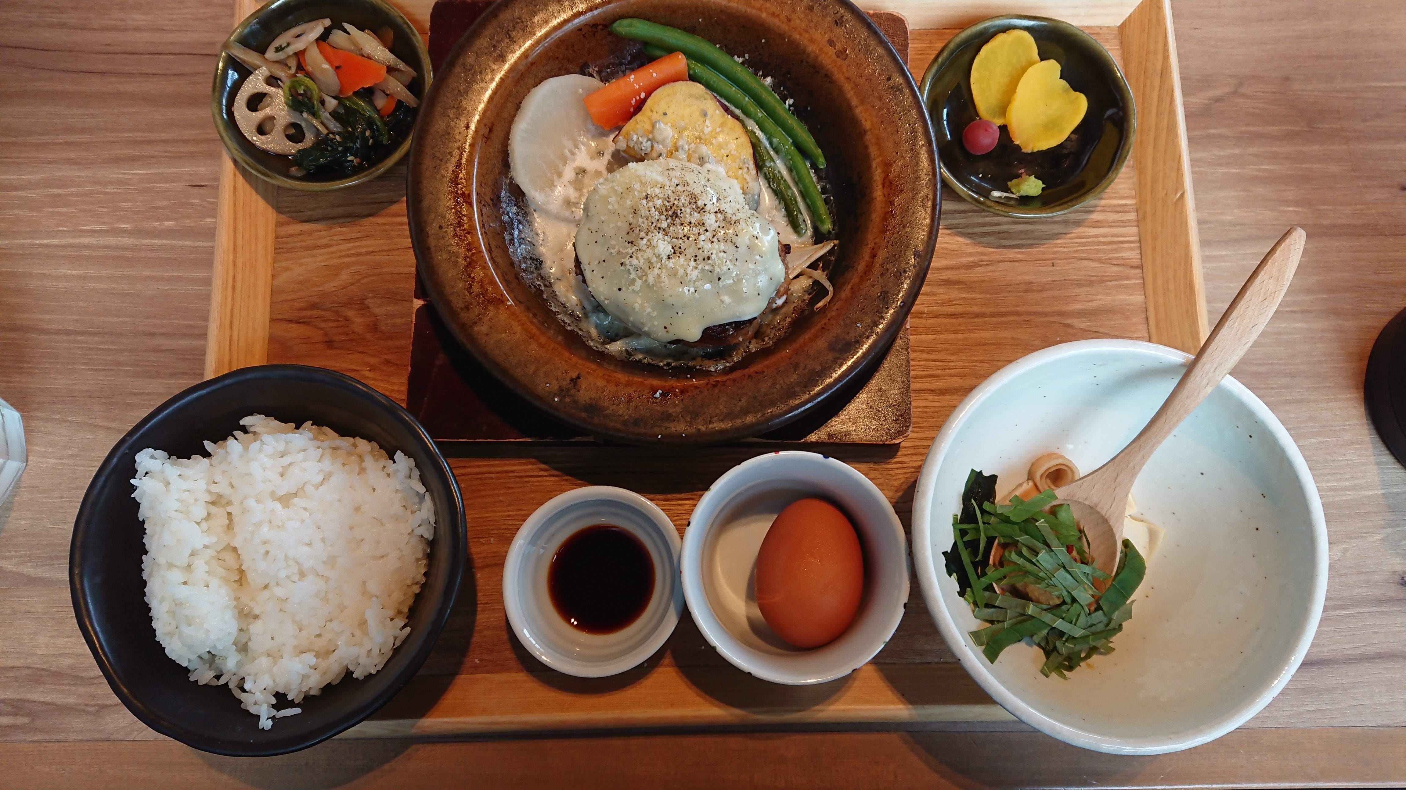 チーズデミグラス煮込みの合い挽きハンバーグ