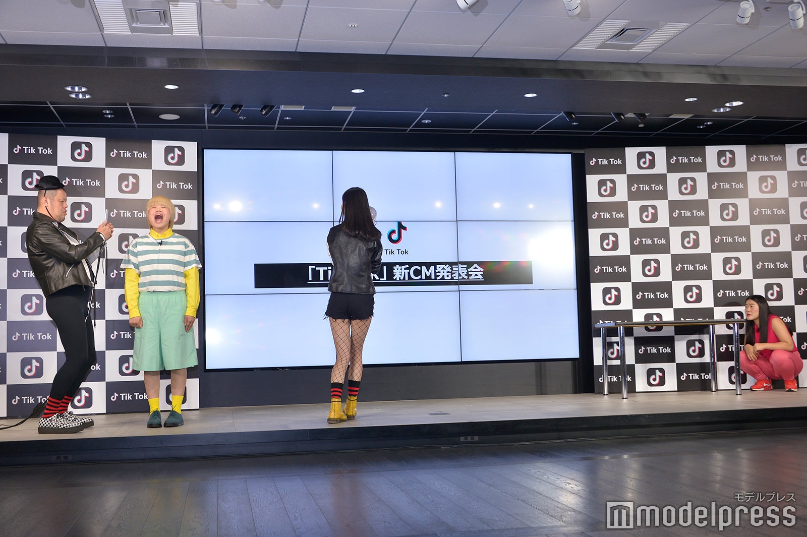 4人で動画撮影 （C）モデルプレス