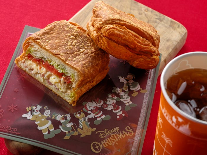 スペシャルセット 1,080円~ 販売店舗:「スウィートハート・カフェ」(C)Disney