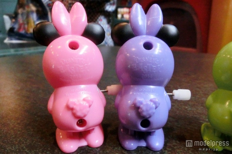 ミニー、ミッキーの後ろ姿