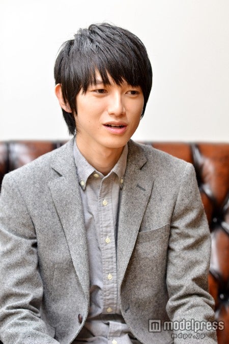 本郷奏多、インタビュー中には“素”の顔を覗かせる