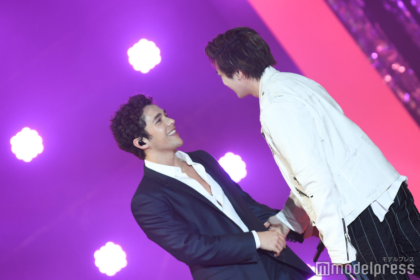 オースティン・マホーン、新田真剣佑（C）モデルプレス