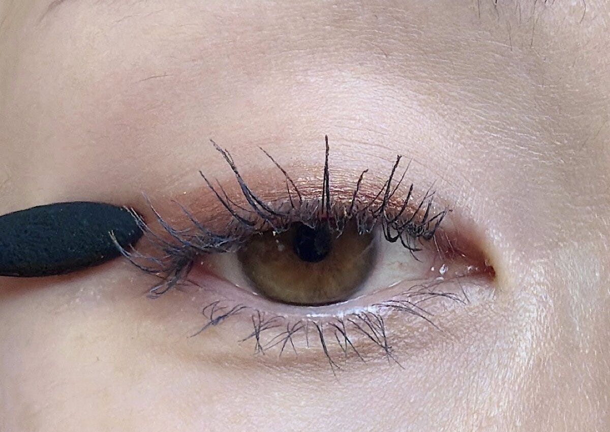 アイシャドウを濃い色からのせる