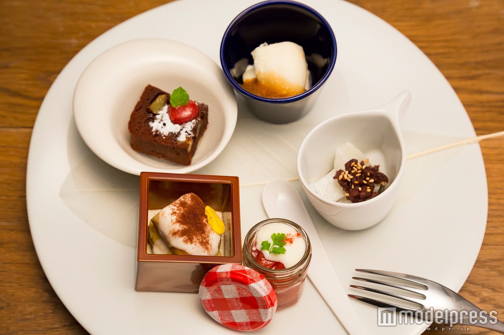 スイーツの盛り合わせもいろいろな種類を少しずつ味わえる／画像提供：MBS