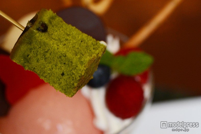 「ミニーマウスの雅パフェ じゅん菜入りアップルビネガースープを添えて」／抹茶のケーキも