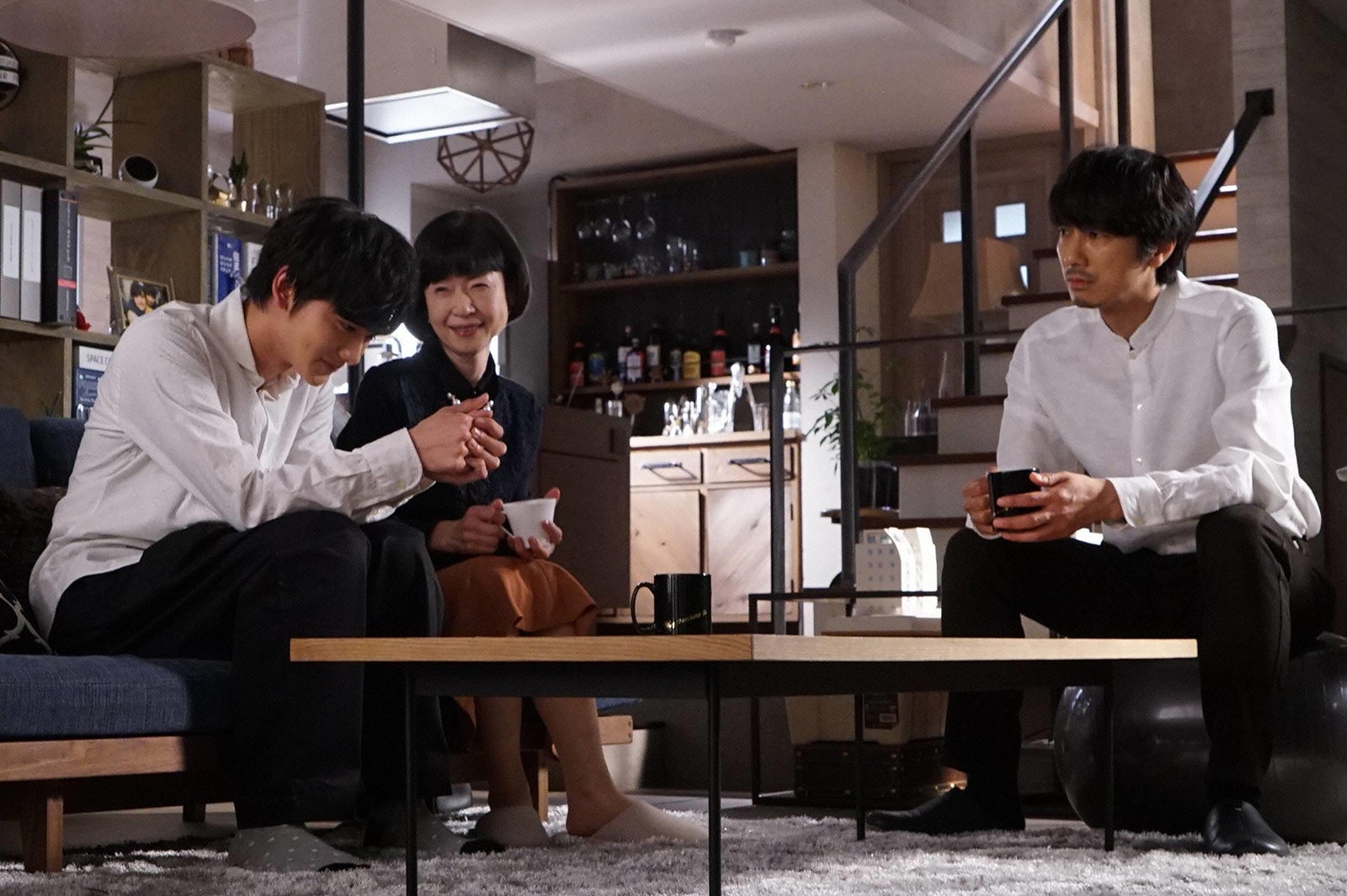 北村匠海、田島令子、眞島秀和／「隣の家族は青く見える」最終話より（C）フジテレビ