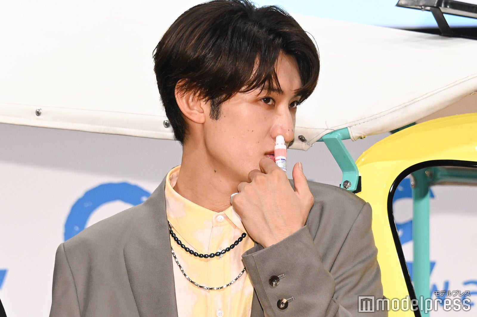 Snow Man向井康二、大物俳優から「マジで涙が出ました」と絶賛受け熱いハグ  撮影でギター猛練習【（LOVE SONG）】