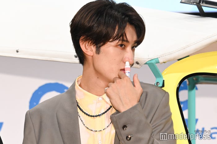 ヤードムを鼻に突っ込みキメる向井康二(C)モデルプレス