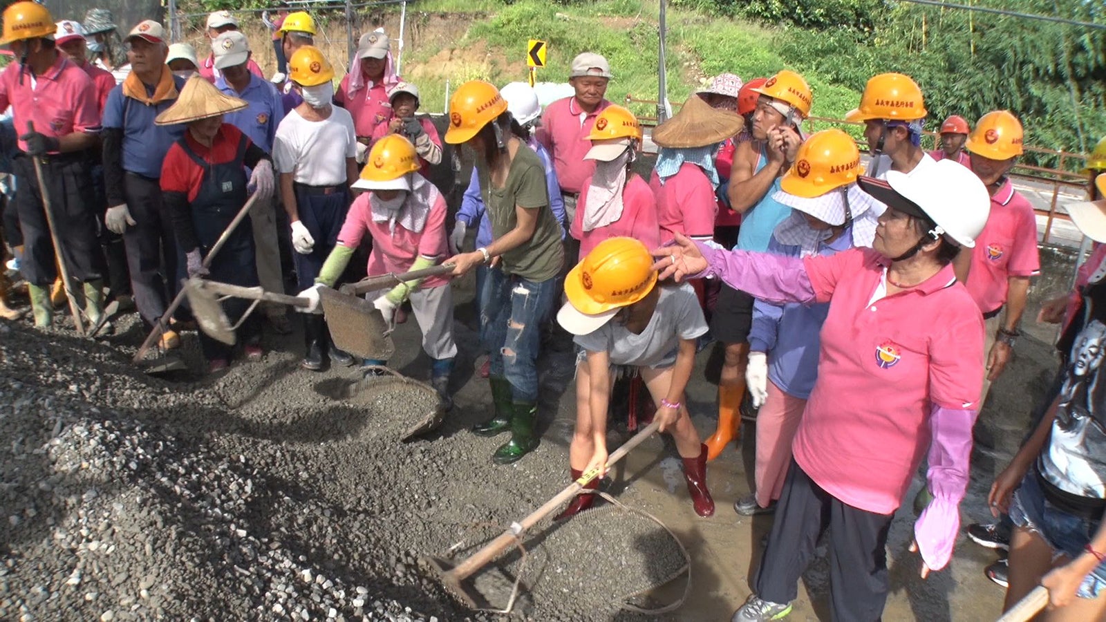 台湾へのお礼としてボランティアをするメンバー／「あいのり：Asian Journey」第10話より（C）フジテレビ