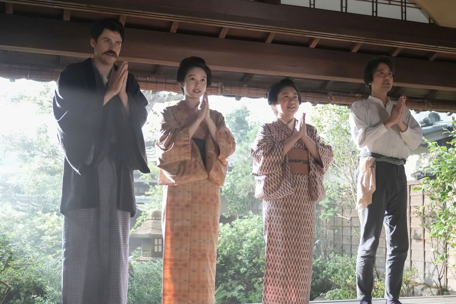 トミー・バストウ、高石あかり、池脇千鶴、岡部たかし「ばけばけ」第72話（C）NHK