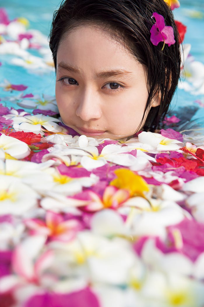 「平祐奈CALENDER 2019.04−2020.03」(東京ニュース通信社刊)